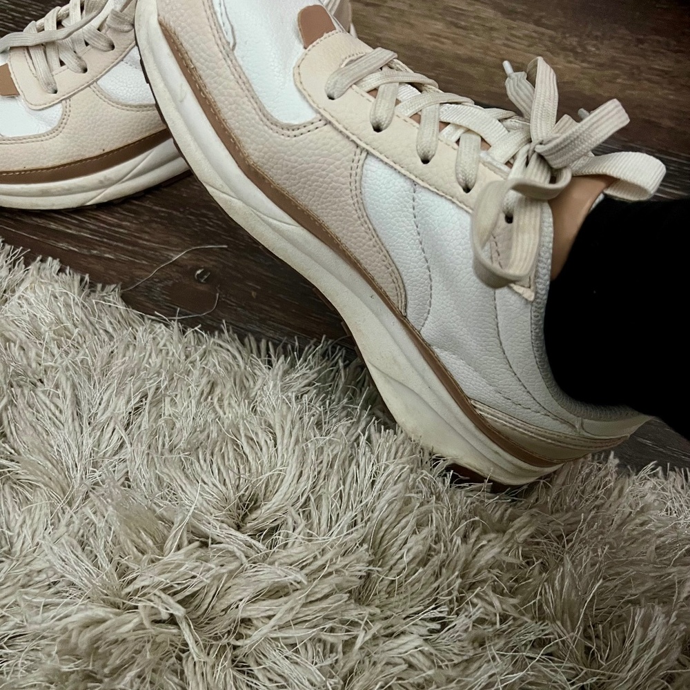 Neutral tennis shoes